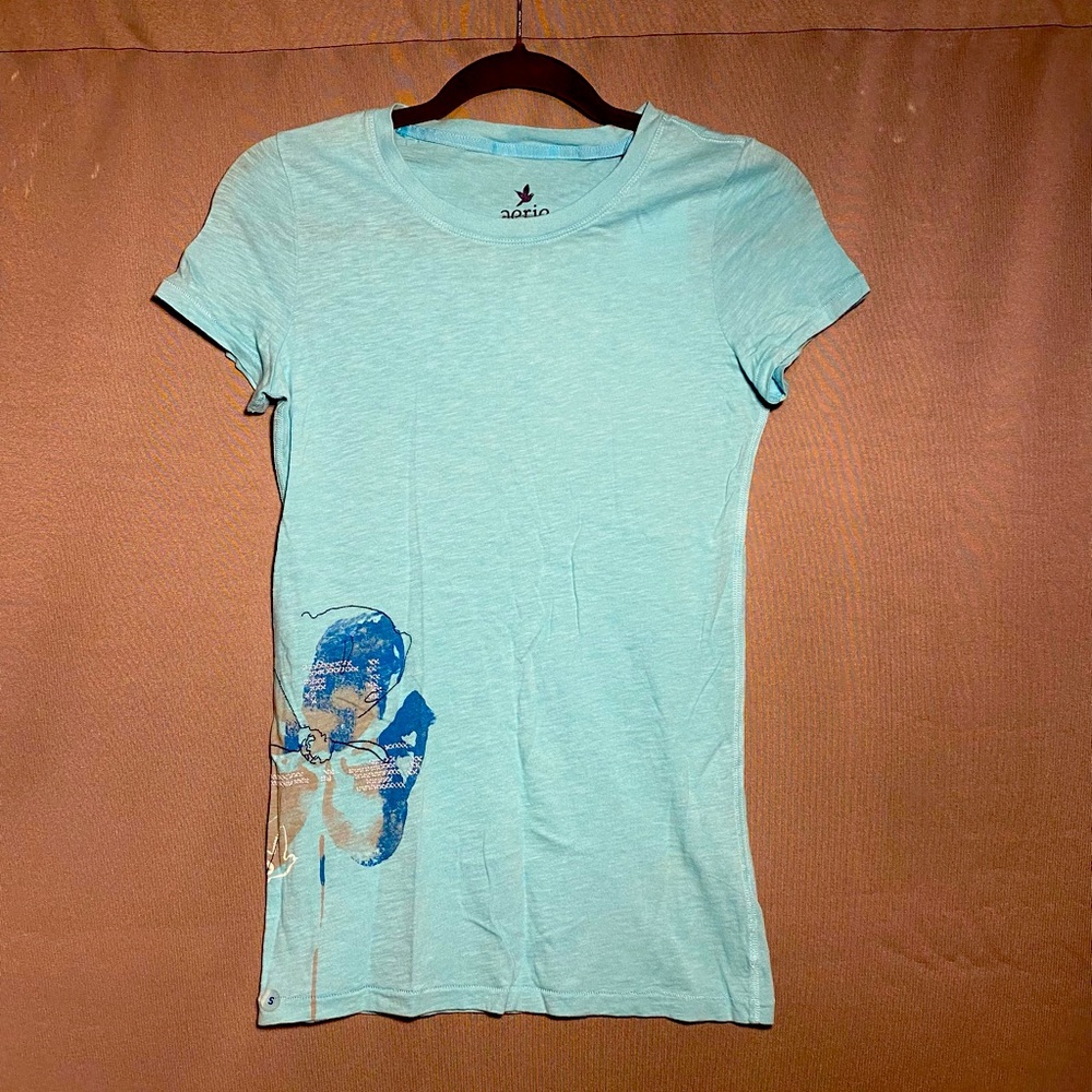 Aerie t-shirt S/P - blue with flower